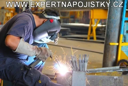 51. Jak se úraz stal? Elektrikář si při manipulaci s elektrodami popálil nohu